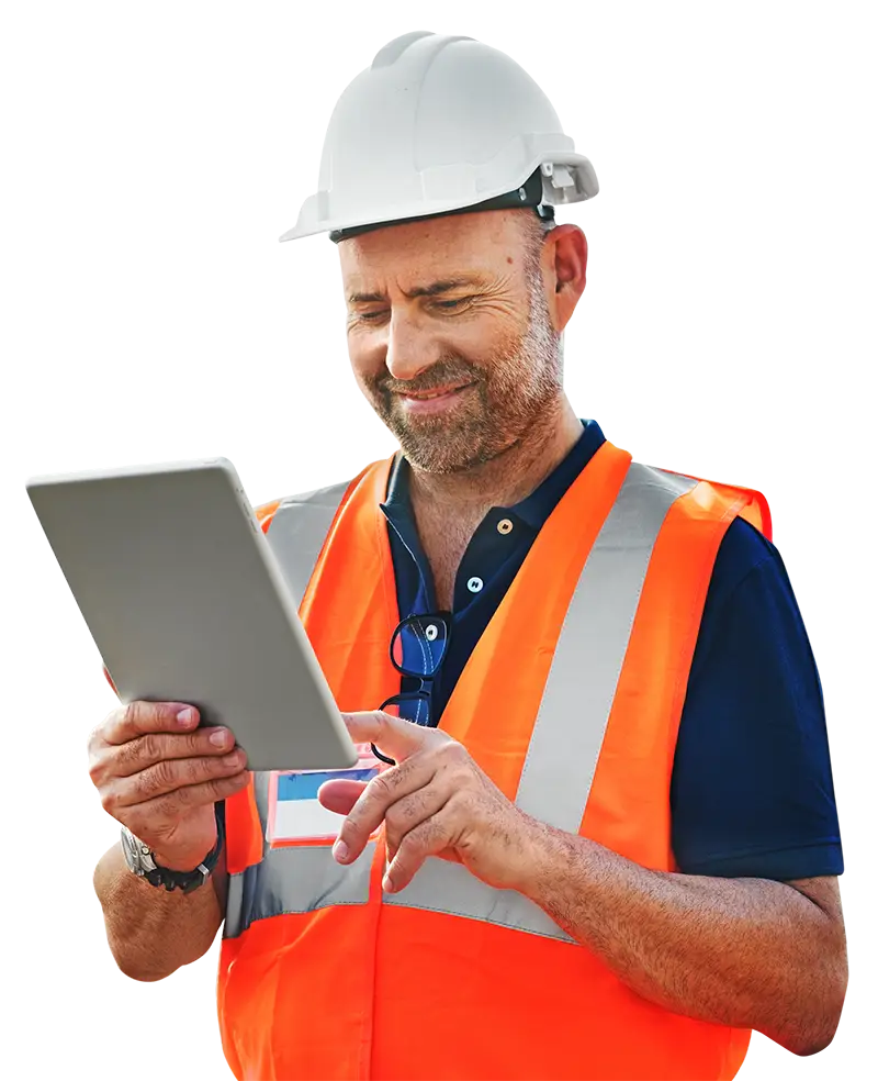 Bauleiter mit Schutzhelm und Warnweste arbeitet mit Tablet